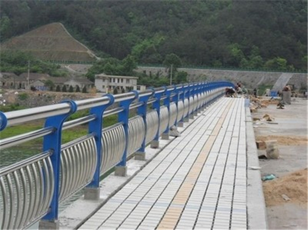 普洱不锈钢桥梁护栏的特性及其在现代建筑中的应用